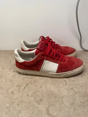 Flycrews - Flycrews i storlek 43,5-passar 44 | Bra skick 3 nitar borta bara | Väldigt billigt pris med tanke på bra skick | Första till kvarn‼️