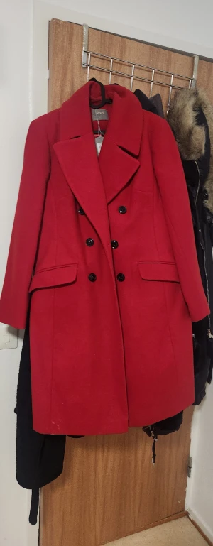 Helt ny Röd kappa stl.L - Helt ny Röd kappa stl.L polyster100% perfekt för jul. Perfekt till jul.