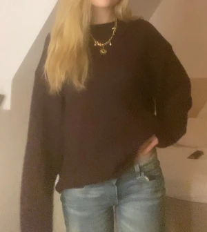 Vinröd stickad tröja - Mysig vinröd stickad tröja med rund halsringning och långa ärmar. Perfekt för kyliga dagar och enkel att matcha med olika outfits. Klassisk och stilren design. Strl M från Gina💕