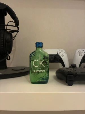 CK One Summer parfym - Fräsch och ungdomlig doft från Calvin Klein. Perfekt för dig som vill sticka ut med en somrig vibe. Snygg flaska med tropisk känsla. Passar dig som gillar att testa nya dofter och vill ha något unikt i samlingen.