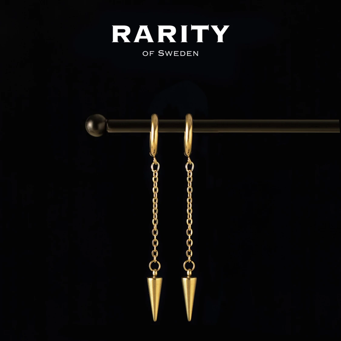 Quinn Earring - Gold: Guldiga kedjeörhängen med nitar