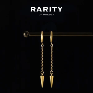 Quinn Earring - Gold: Guldiga kedjeörhängen med nitar - Otroligt snygga örhängen med nitar i rostfritt stål!! Örhängena är i fin guldig färg och passar så bra för att piffa upp en outfit och lägga till en extra detalj🪽Likt alla andra våra smycken tål dessa örhängen vatten och håller sitt glans länge!! Vid frågor eller funderingar - välkommen att skriva till oss🪽