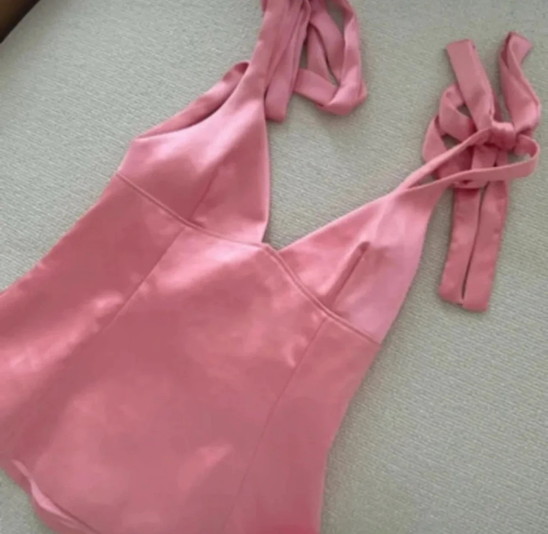 Rosa satinlinnetopp med knytband - 1