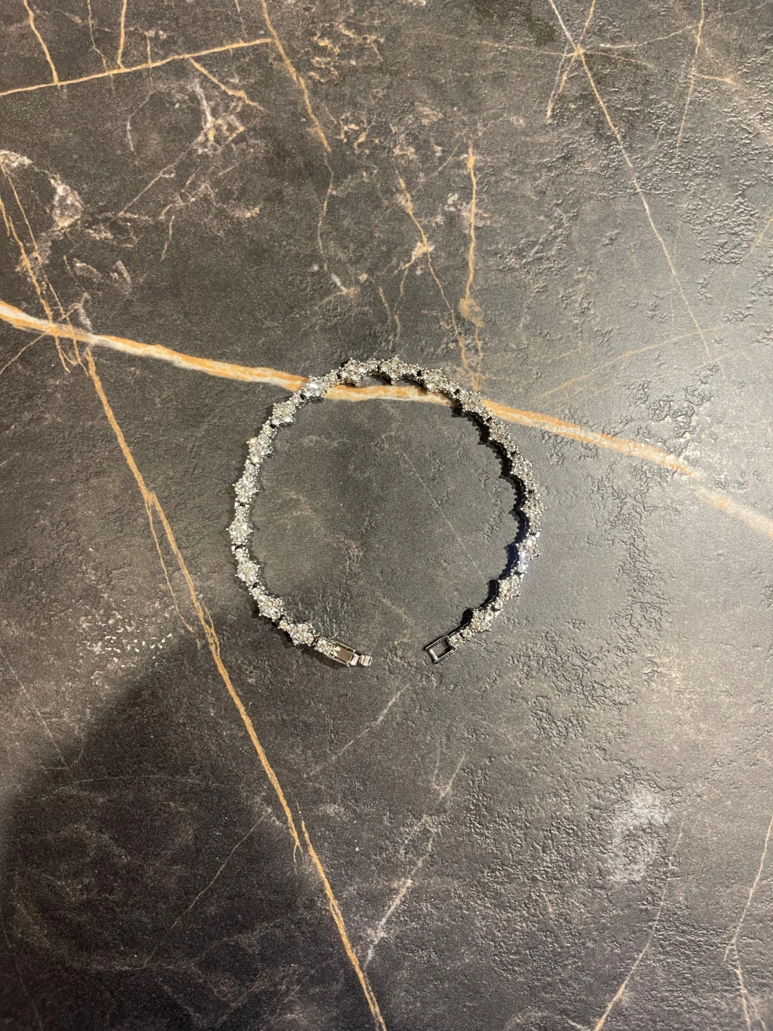 Glittrigt strassarmband i silver