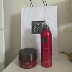 Rituals The Ritual of Ayurveda kroppsskrubb och duschskum - Säljer en Rituals The Ritual of Ayurveda kroppsskrubb i burk och ett duschskum i röd metallflaska. Båda har en lyxig doft av indiska oljor och ayurvediska ingredienser. Perfekt för en spa-känsla hemma.