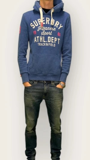 Vintage Superdry Hoodie - Hej! Säljer denna väldigt populära och snygga Superdry hoodie | Storlek: S | Skicket är bra, inga defekter | Modellen är 185 och väger 65kg | Pris kan diskuteras! | Hör av dig vid intresse eller minsta fundering!