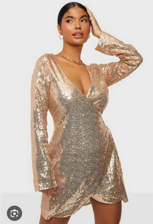 Nly Trend paljettklänning  - Superfin festklänning. Helt ny med lappen kvar. Storlek 38