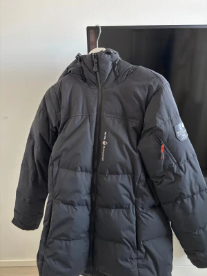 Sail Racing Jacka - Super skön och fin vinterjacka, för att vara en person som fryser kan jag säga att den räddade mig under -20 graders väder! En riktig toppen jacka, köpt på Stadium för cirka 3 år sedan! Finns som sagt lite fläckar från smink, men inget som påverkar helheten skulle jag vilja påstå:)🌸