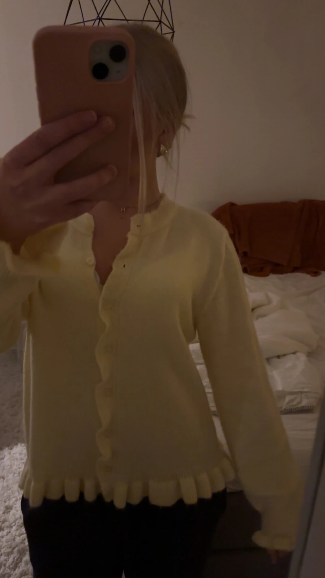 En jĂ€ttefin gul kofta med volangerđ