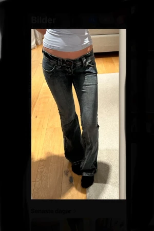 Blå bootcut jeans från Abrand - Säljer ett par vintageblå bootcut jeans från Abrand  med låg midja. Dem är aldrig andvända då jag har ett par i samma modell men annan färg. Omsydda vid låren men gjort av/hoss en skräddare så syns knappt inte! Köpta för 1200!