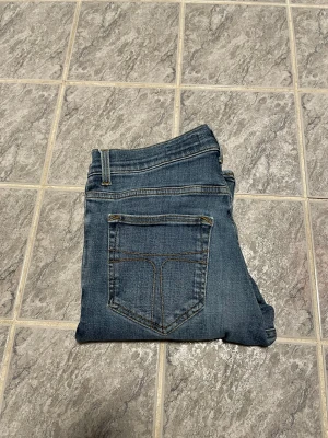 Tiger of sweden jeans - Riktigt feta jeans vill helst inte sälja men de är för stora. Storlek 29/32. Defekt 9/10. 102cm = längd 80cm = midja. Modellen är evolve, nypris 1599 och jag säljer för 249