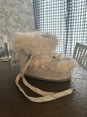 Vinterskor med fuskpäls - Svincoola vinterskor från Zara jag aldrig använt, prislapp kvar 899 nypris! Strl: 38-40
