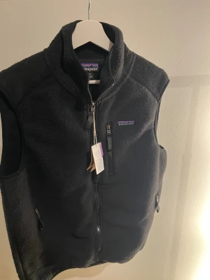 Svart Patagonia väst - Nästan helt ny Pantagonia väst i stl M. Skick 9/10. Vid snabb affär kan priset sjuka. Vid frågor är det bara att skriva.