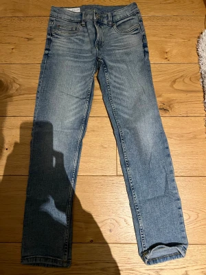 Ljus Blå Jeans - ZARA Ljusblå Jeans  Ljusblå jeans från Zara i storlek 140. Bra passform och i mycket fint skick – inga fläckar eller hål. Bekväma och hållbara.
