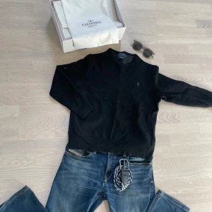Svart tröja från Polo Ralph Lauren - Säljer en stilren svart tröja från Polo Ralph Lauren. Tröjan har en broderad logotyp på bröstet och rund halsringning. Perfekt till sommaren. OBS! Storleken som står på tagen på tröjan stämmer inte in eftersom tröjan har krympt i tvätten. Den passar xxs. Köpte tröjan och den är nu för liten, enligt förra ägarn så var den 57,5 men vet ej om det stämmer. Bara att höra av sig vid fler frågor mvh