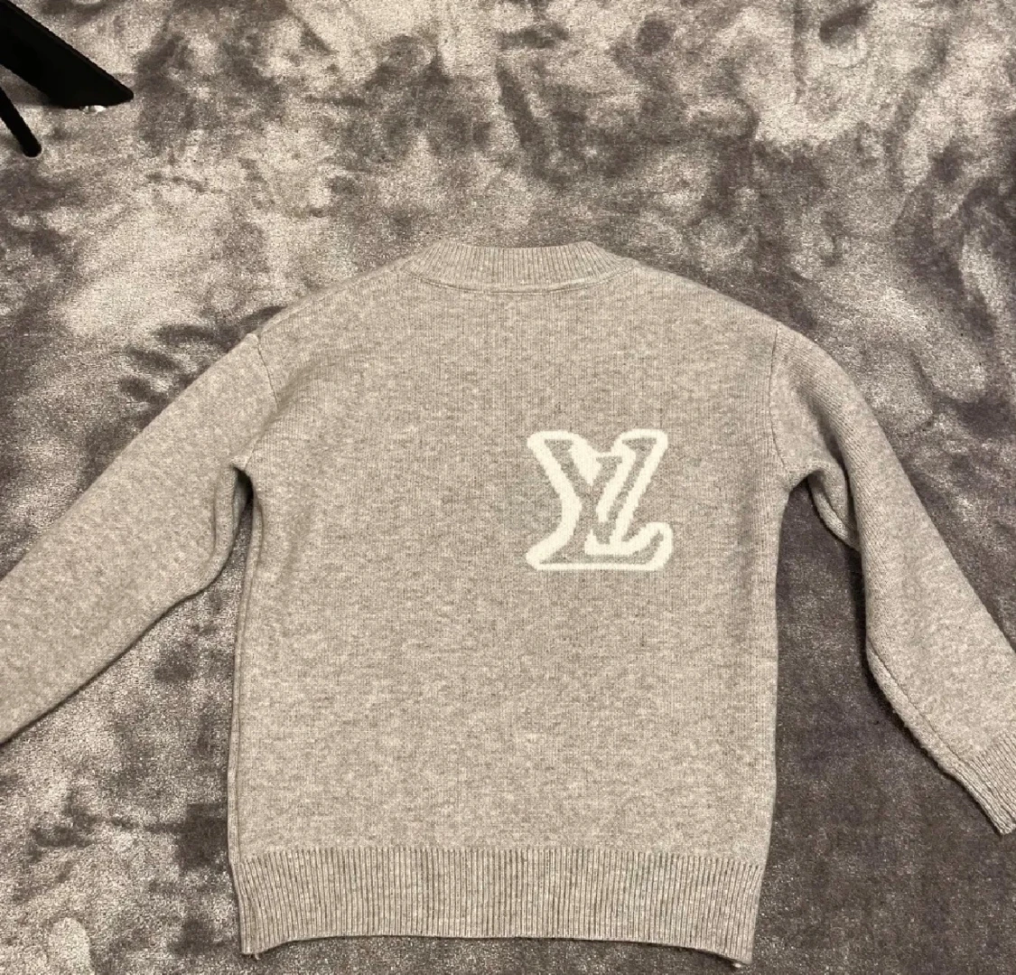 Grå stickad Louis Vuitton tröja - 3