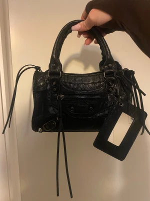 Handväska  - Säljer min fina handväska i nyskick med tillhörande axelrem och spegel, passar till allt