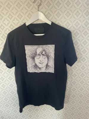 Limitatio T-shirt  - Limitato T-shirt i bra skick storlek M 