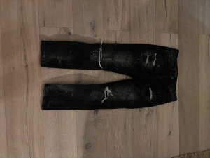 supply demand jeans  - Jeans med slitningar över allt på byxan med paint splatter och väldigt fina och bra skick pris kan diskuteras privat 