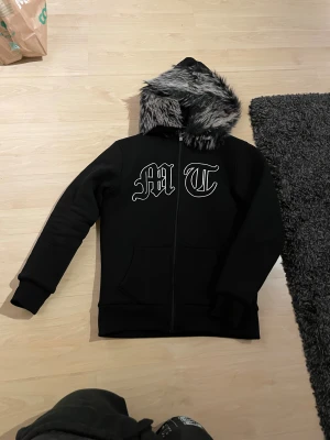 tuttolente mt fur jacka - Svart fur jacka från tuttolente. Den är riktigt varm. Perfekt för kalla dagar när du vill ha både stil och värme. Den är XS men jag har storlek S och den passar bra men tajt på mig. Så det funkar som tajt S också. 