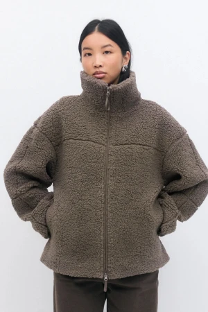 Brun teddyjacka med dragkedja - Mysig brun teddyjacka med hög krage och hel dragkedja framtill. Jackan har en loose passform och är tillverkad i fluffigt teddy-material som håller dig varm. . Färgen är brun/grå. Hör av er vid frågor 🥰 