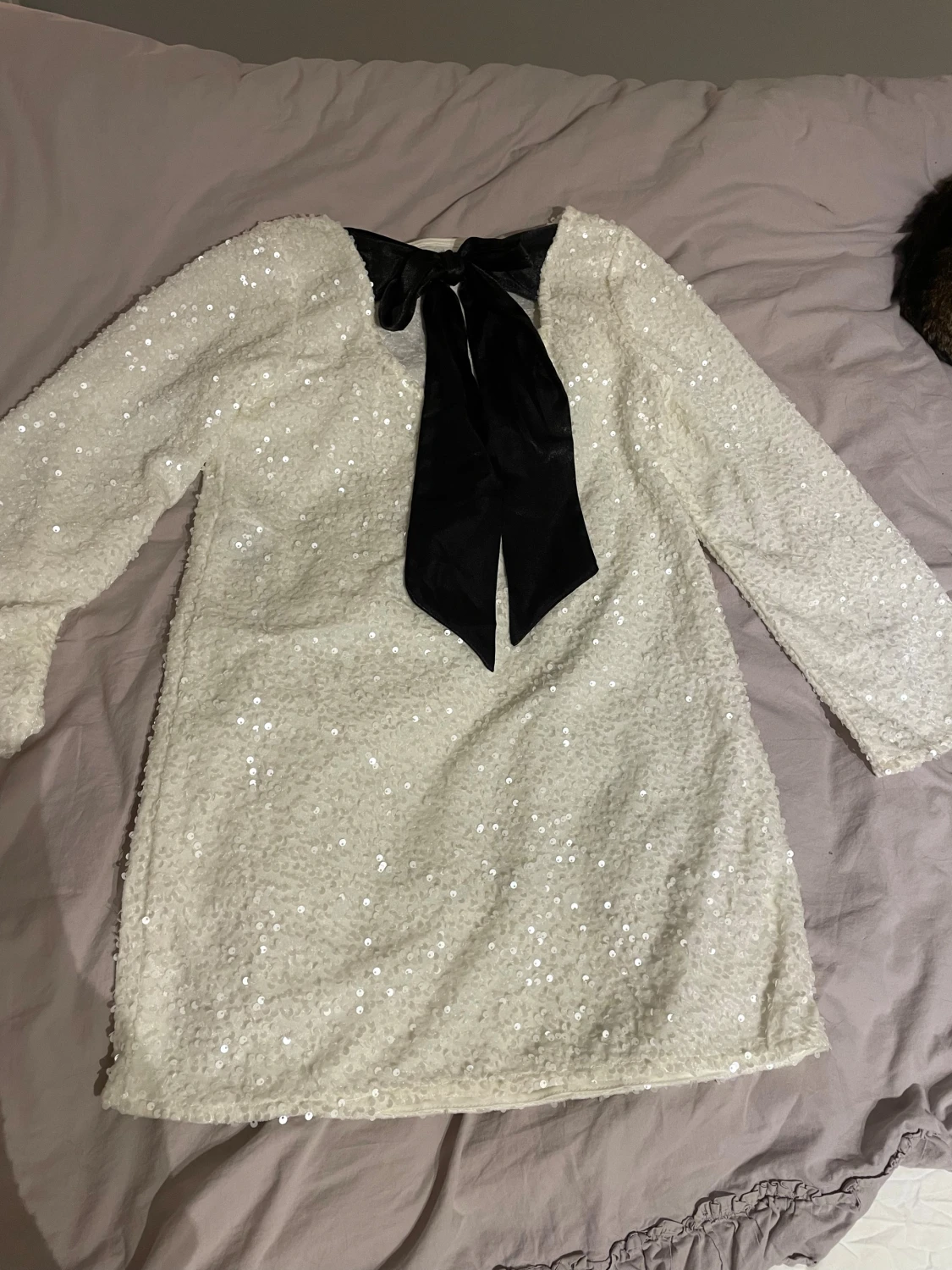 Vit paljettklänning med svart rosett - 4