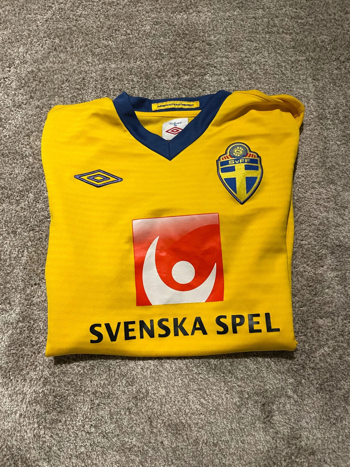 Svenska landslagets gul Umbro fotbollströja från 2010-2011. Riktig  - 2