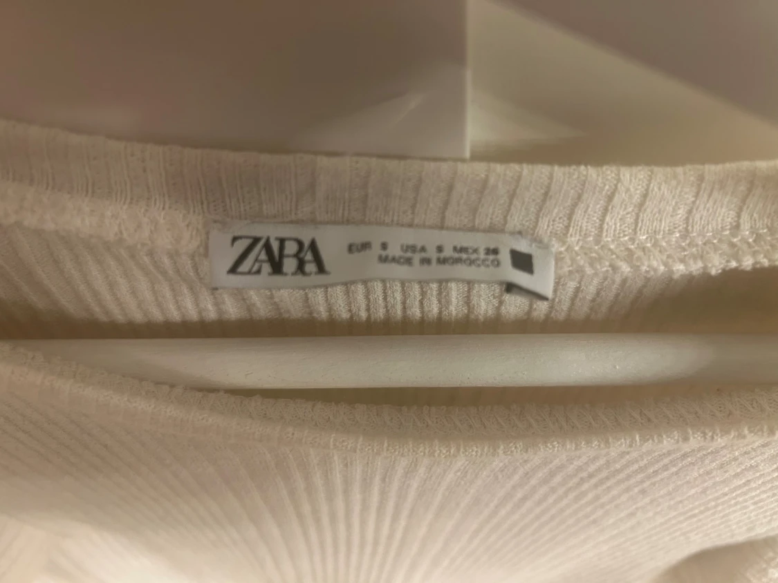 Ribbad vit topp med volang från Zara - 1