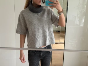 Grå stickad tröja - Säljer  min gråa tröja från Gina tricot💗
