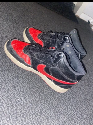 Snygga Nike skor  - Jätte snygga Nike skor som är packade till vintern. Dom passar till allt. 