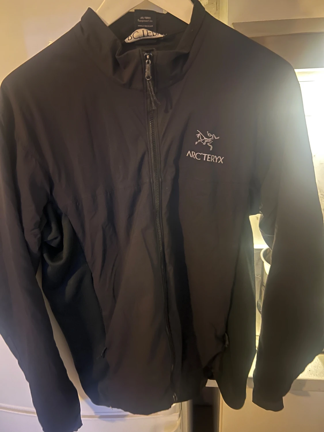 Svart vindjacka från Arc'teryx