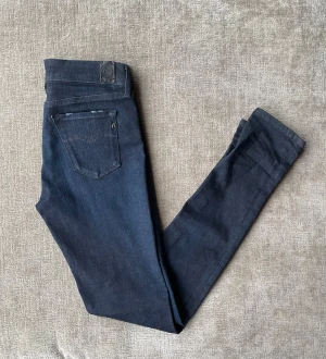 Replay Jeans - Säljer ett par replay jeans i väldigt cool tvätt | Storlek: 29/30 | Skick: 7/10, inga defekter | Nypris: 1500kr, vi säljer dehär för endast 349 | Hojta till vid minsta lilla fråga eller fundering 💭 