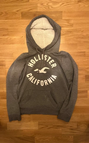 Hollister - Tja, säljer min hollister hoodie i storlek S för de börja bli lite liten skick 9/10 inga defekter o inget som är trasigt funkar också för tjejer PRIS KAN SÄNKAS