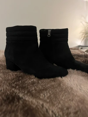 Märkes Stövletter från tiger of Sweden  - Nypris 3300kr  Superfina svarta stövletter i utsidan mocka och insidan skin från tiger of Sweden. Jättebra kvalitet från den fina mockan och insidan av skin. Skinnet gör klackarna mjuka och bekväma att gå i. Säljer för att de är för små. Bara använda några gånger. Skriv frågor💗