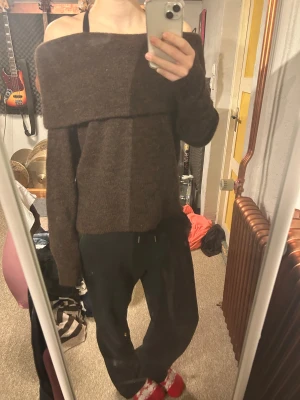 Off shoulder stickad tröja - Off shoulder tröja från Carin Wester i storlek S. Fint skick och knappast använd. Mörkbrun färg med skönt material.