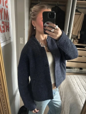 Mörkblå stickad cardigan jacka - Kofta med ull och alpaca!! sååå fin o skön som kofta eller jacka💞💞                                           Säljer en mörkblå stickad cardigan jacka med grovstickad struktur och knäppning framtill med knappar