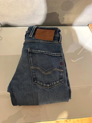 Replay Anbass slim fit jeans blå - Säljer ett par Replay Anbass slim fit jeans i storlek w27 med wash fläckar ( vid frågor och funderingar tveka inte att skicka)