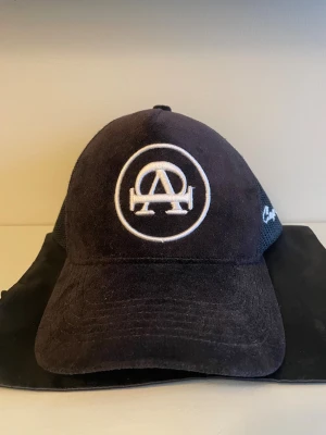 Allcap one keps - Säljer en svart allcap one keps som passar perfekt för dig som vill ha en stilren look. Nypris 450kr. Använt ett fåtal gånger 