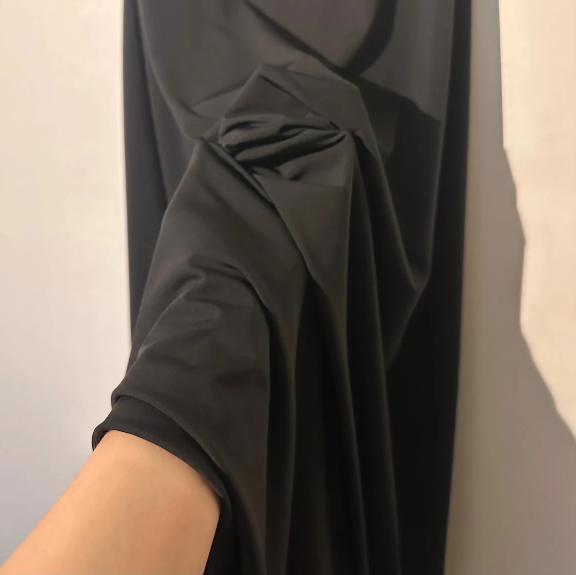 H&M svart off-shoulder klänning, storlek S - 1