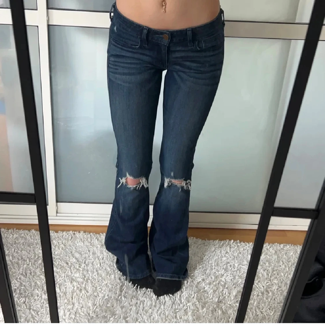 Hollister Bootcut jeans med slitna knän - 1