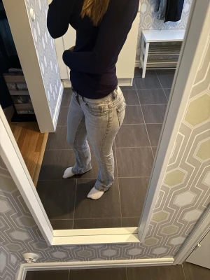 Gina Tricot low waist - Jag säljer mina jeans som inte passar längre, storlek 32 på alla. Dom grå har använts lite men dom blåa jeansen har knappt används. Väldigt fina med knappar på fickorna. Man kan köpa bara en. Alla kostade 500kr styck nya