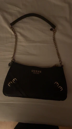 Guess väska - Nypris 1400kr