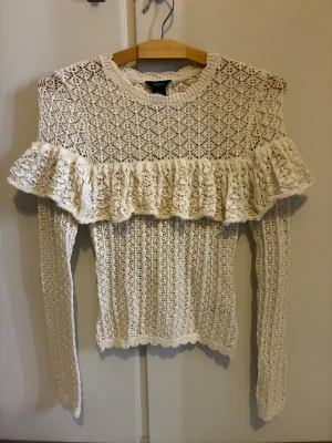 Vit Lindex tröja - Supersnygg vit stickad tröja från Lindex. Använd en gång och är i jätte bra skick💗