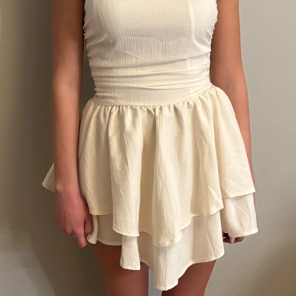 Axellös volangklänning - 1