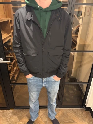 J.lindeberg jacka  - Säljer en svart bomberjacka från J.Lindeberg i storlek M. Tillverkad i polyester med en clean och stilren look, riktigt bra skick, inga defekter hittade! Pris: 1399kr