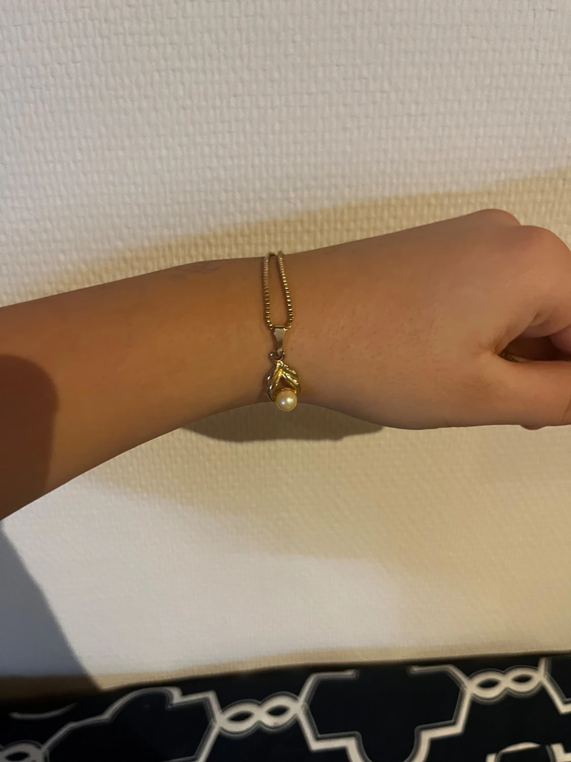 Guldfärgat halsband med pärlhänge - 1