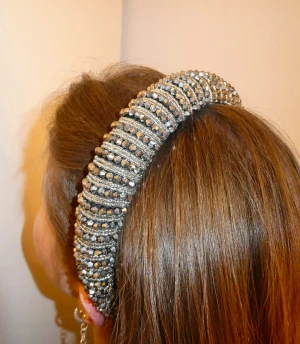 Diadem  - Marinblått diadem med stenar och pärlor