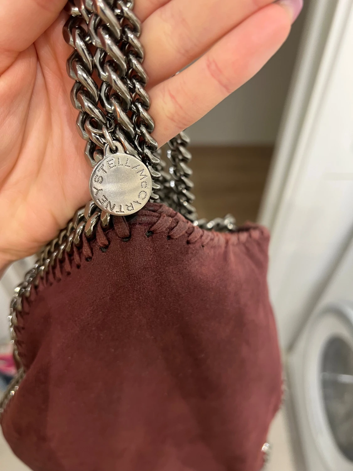 Vinröd axelväska med kedjedetaljer - 4