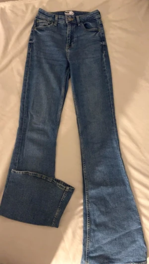 Jeansbyxor  - Säljer mina mediumtvättade flare-byxor i storlek 32. De är tighta och riktigt snygga, med bra material som känns bekvämt och hållbart som håller formen bra. Perfekta att matcha med nästan allt i garderoben och i riktigt bra skick!