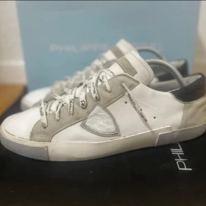 Philippe Model skor - Säljer ett par riktigt snygga Philippe model skor. Dessa är väldigt välkända och många som vill ha. De har lite defekter. Lite på sulan och på en av skosnörena som är lite sönder men är fixat! Annars är de inga besvär! Storleken är 43 och priset jag kommer sälja dessa för är 1050 men de är inte satt i sten